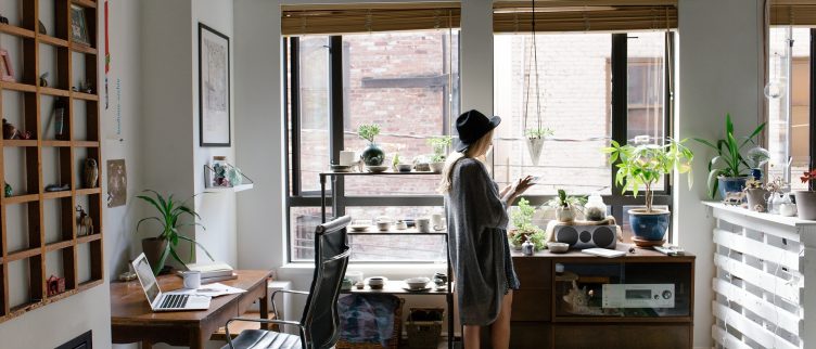 Als 50-plusser geld verdienen vanuit huis. Hoe doe je dat?